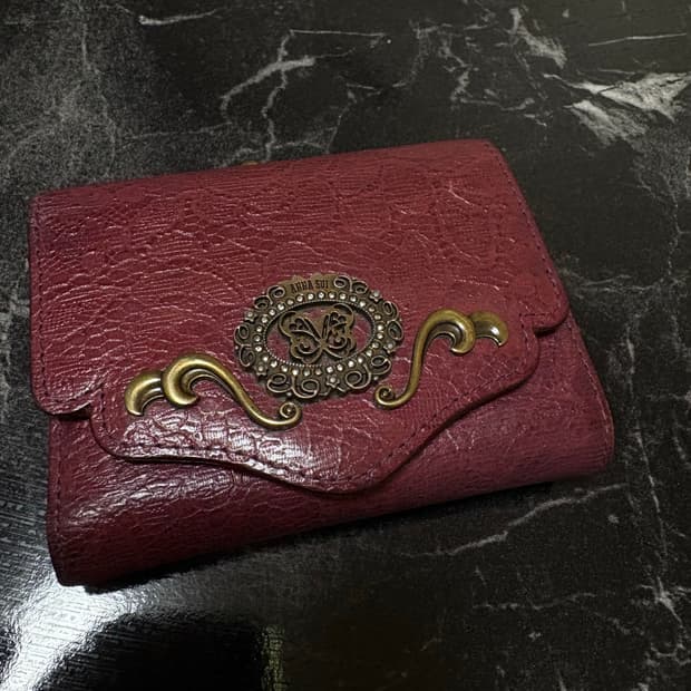 안나수이 버건디 카드지갑