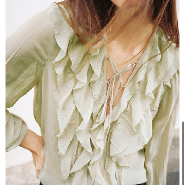 [새상품] ZARA 자라 프릴 세미 시스루 블라우스