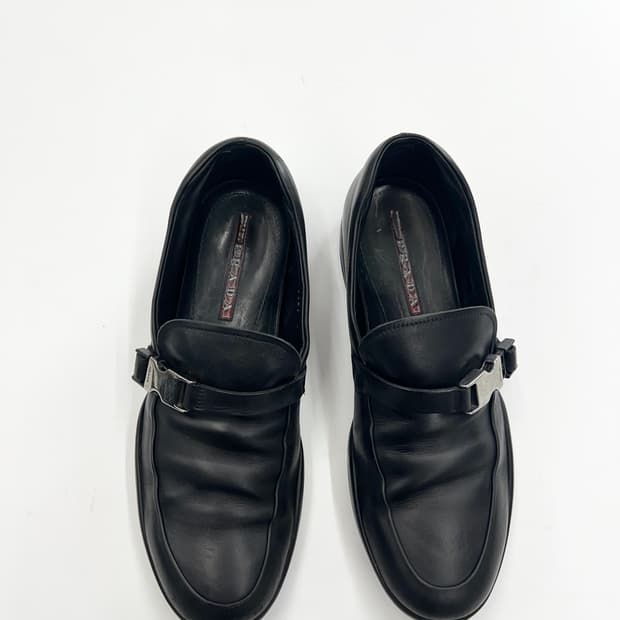 프라다 스포츠 버클 로퍼