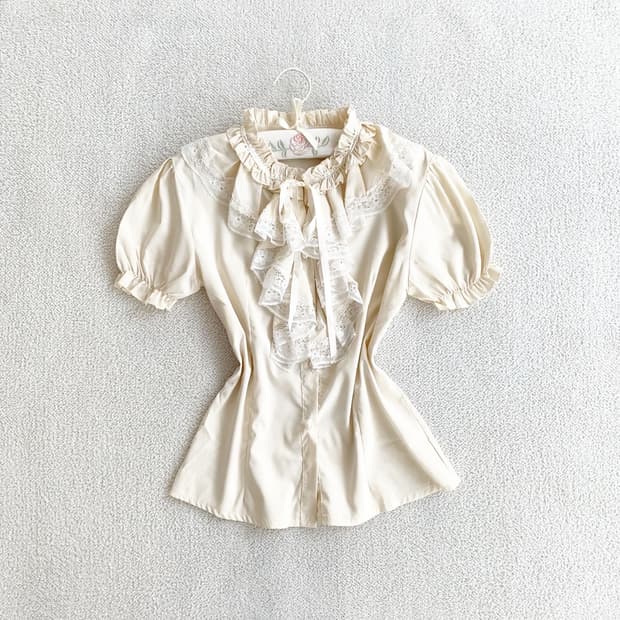 크림라떼 ♥ 프릴 레이스 공주핏 블라우스