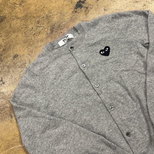 꼼데가르송 그레이 블랙 와펜 니트 가디건 