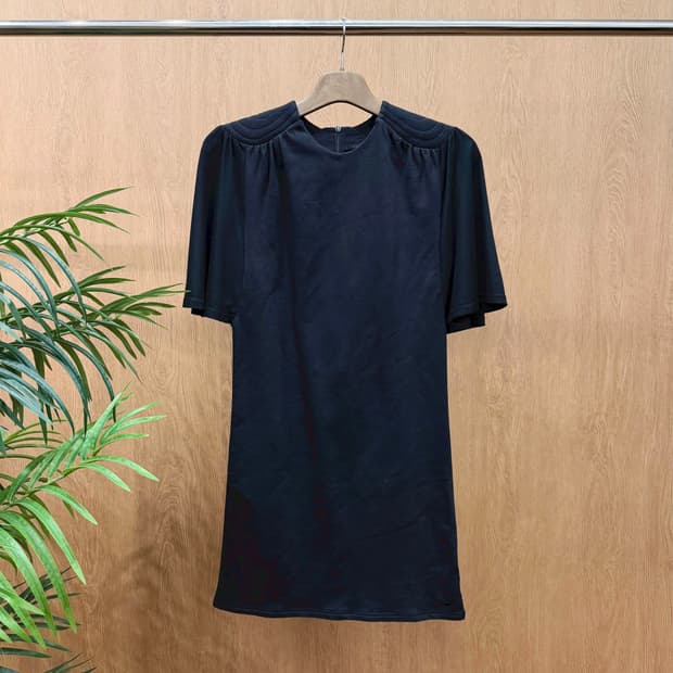 스투시 미디 원피스 반팔 라운드넥 숄더 패치 디테일 스트레이트핏 블랙