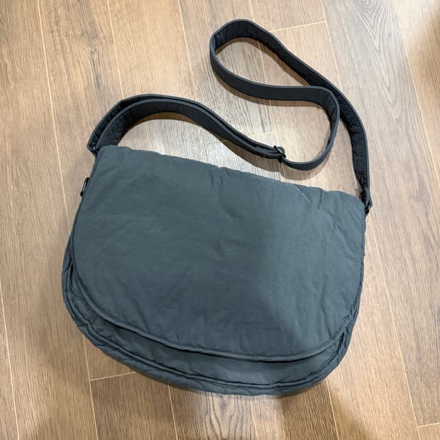 마지언타이틀 러너스백 크로스백 차콜