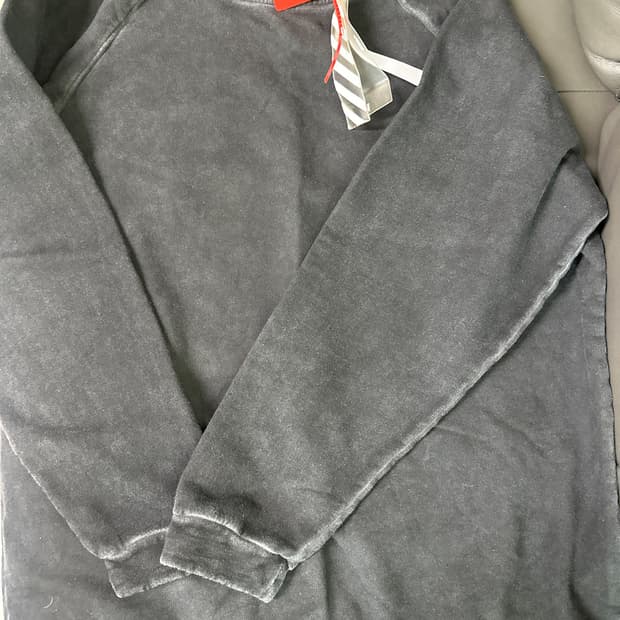 오프화이트 맨투맨