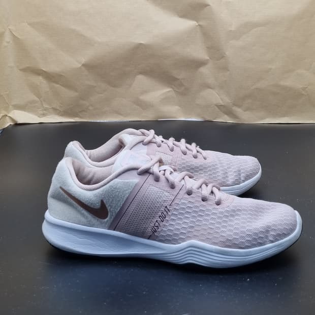 나이키 시티트레이너2. 런닝화 225