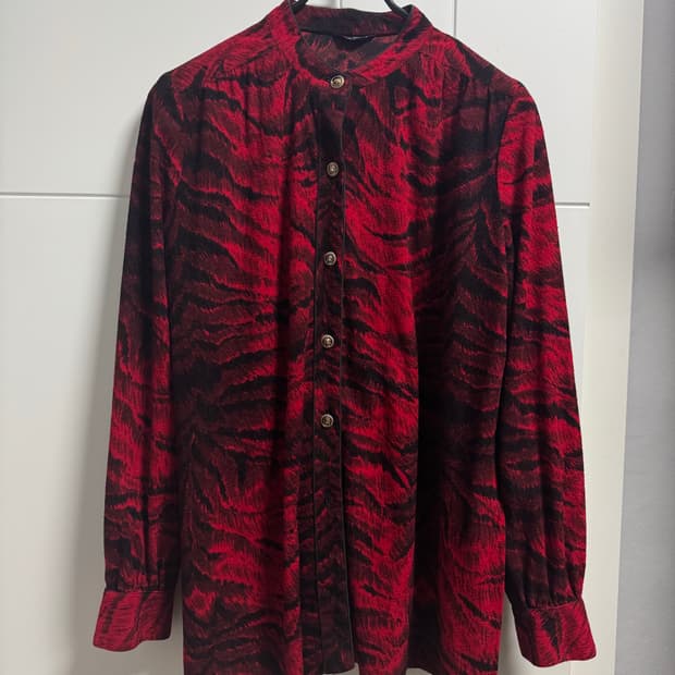 Jpn vtg leopard red shirts