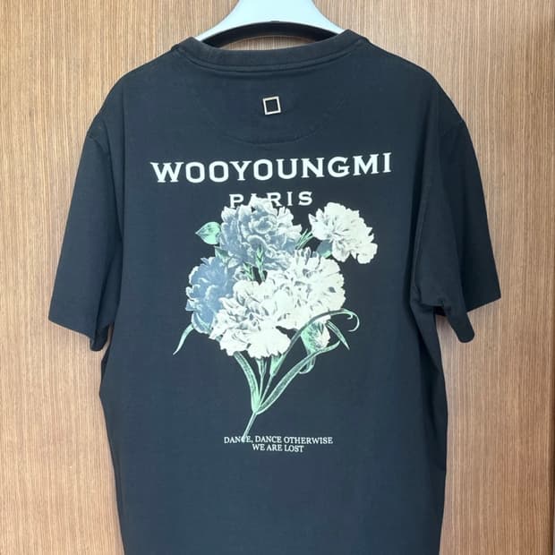 우영미 플라워 프린트 백로고 티셔츠 블랙