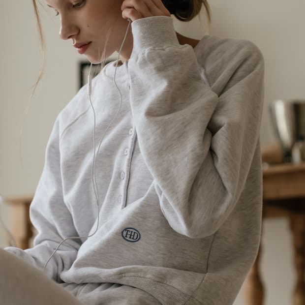 틸아이다이 till i die 그레이 헨리넥 버튼 크롭 맨투맨 스웻셔츠