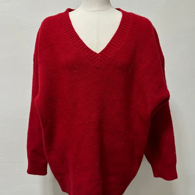 브이넥 오버 니트 레드