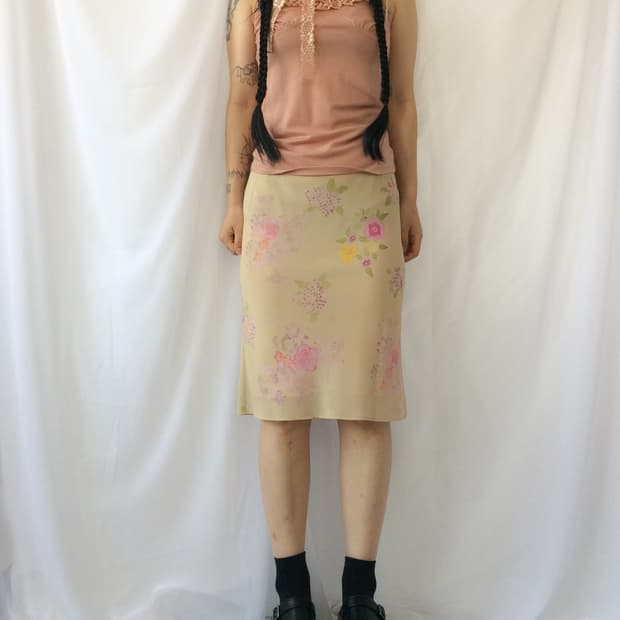 Tied point lace trimming sleeveless