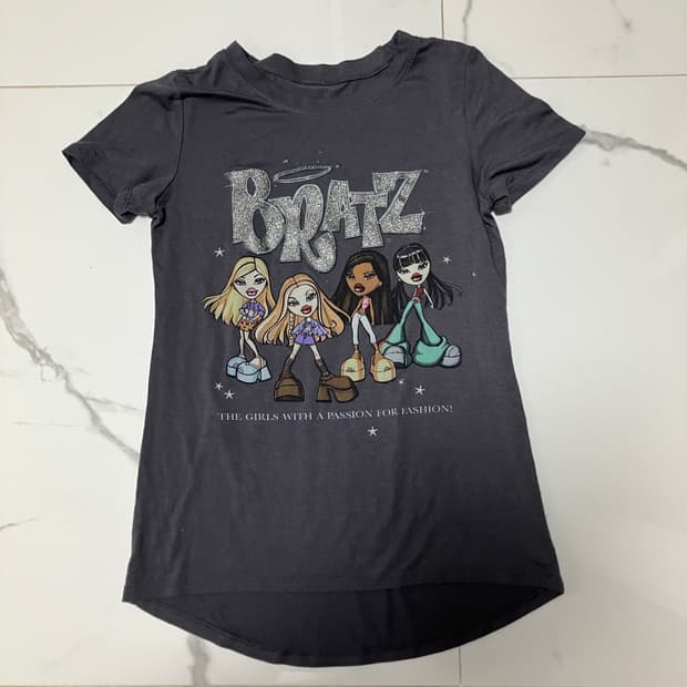bratz 브랫츠 Y2K 2000s 그래픽 반팔티 챠콜 그레이