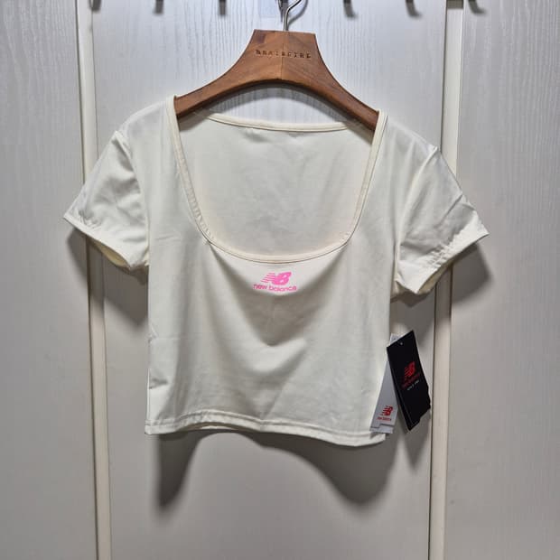 (세일)(새상품)뉴발란스 크롭 반팔티 아이보리