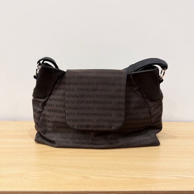엠포리오 아르마니 캔버스 숄더백 로고 자카드 패턴 디테일 브라운