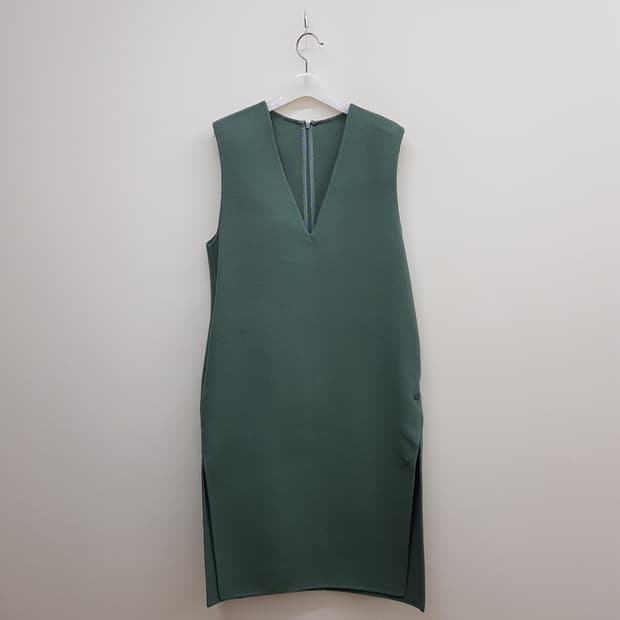 한섬 래트바이트 캐시미어 슬리브리스 V넥  원피스 82-94-160