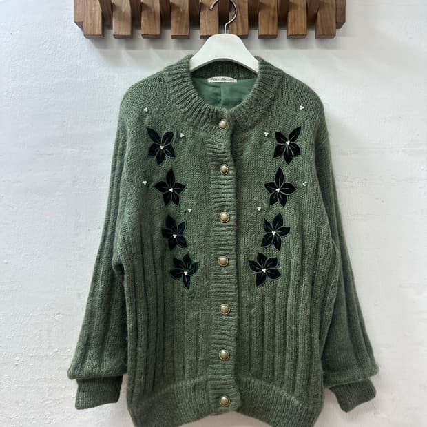 일본빈티지 울 모헤어 플라워 자수 골드 버튼 디테일 스웨터