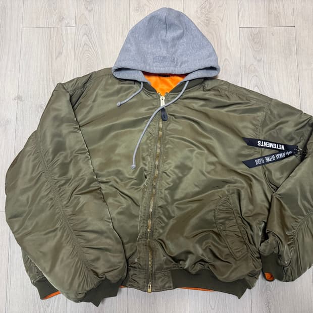 베트멍 X 알파인더스트리 MA-1 리버시블 후드 탈착