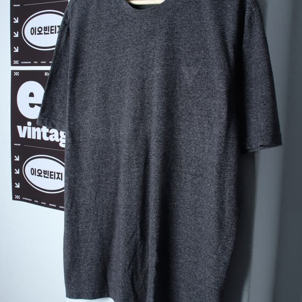 (L-XL) 게스 반팔 티셔츠 스몰로고 차콜 놈코어-H35150
