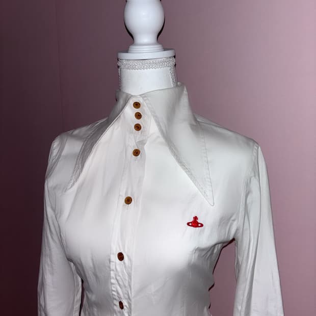 비비안웨스트우드 레드라벨 롱카라 하이넥 셔츠 화이트 클래식