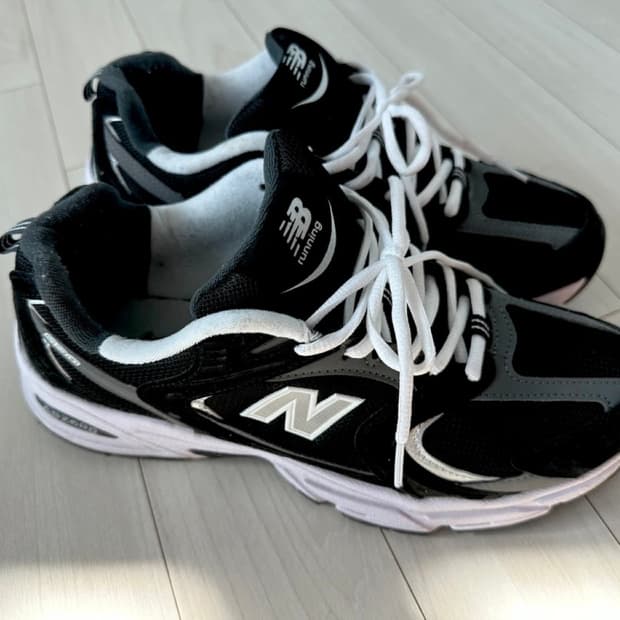 뉴발란스 530 블랙 색상 운동화 판매합니다. 