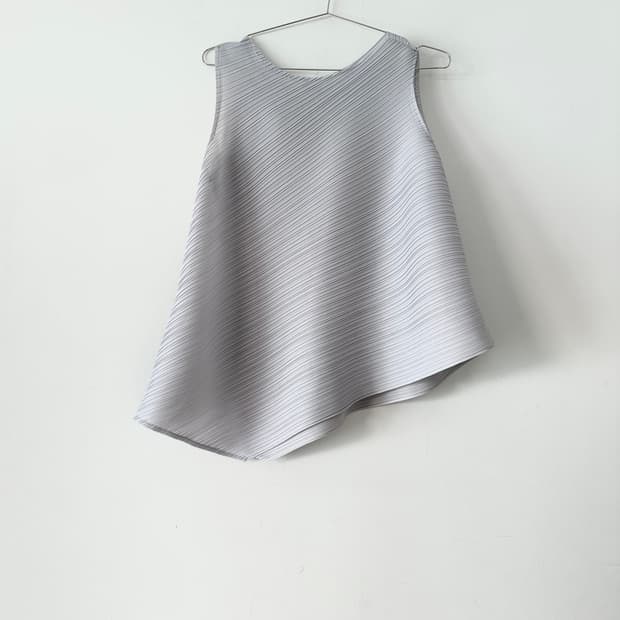 Swirl pleats top / light gray