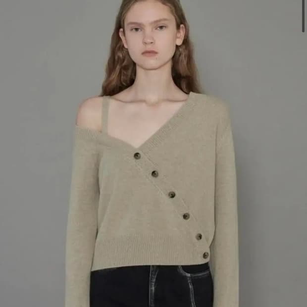 (2회착용) 다이애그널 숄더 스트랩 버튼 가디건 베이지