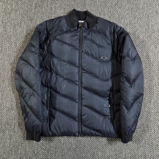 오클리 00s 블랙 로고 덕다운 패딩
