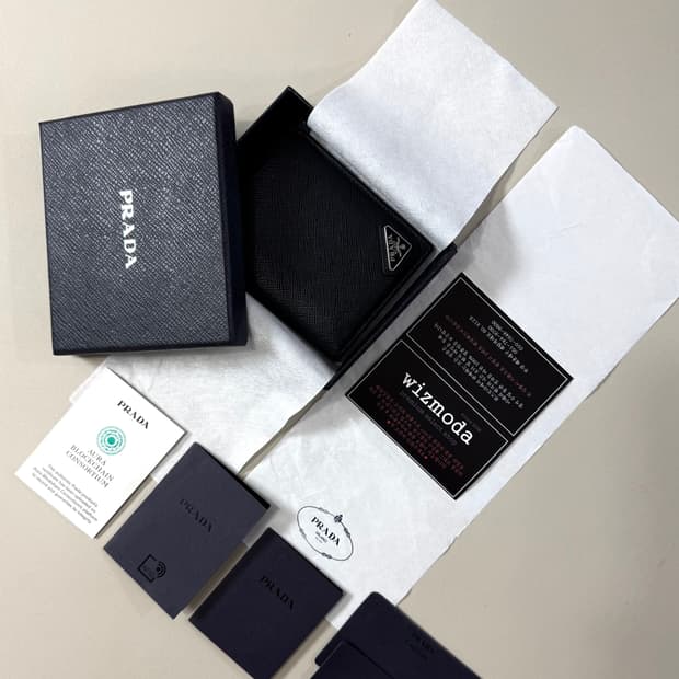 [OS/당일출고]프라다 삼각로고 사피아노 반지갑