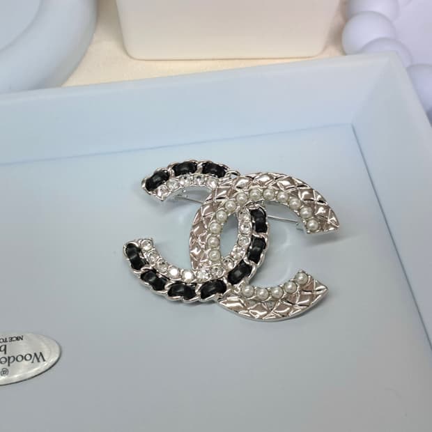 샤넬 브로치 실버 블랙 레더 빈티지 펜던트