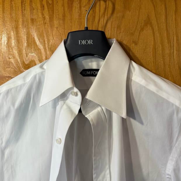 톰포드 화이트 드레스 셔츠 판매 합니다.