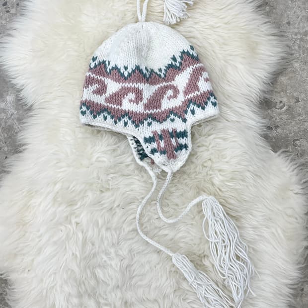 화이트 모리 노르딕 태슬 이어머프 비니