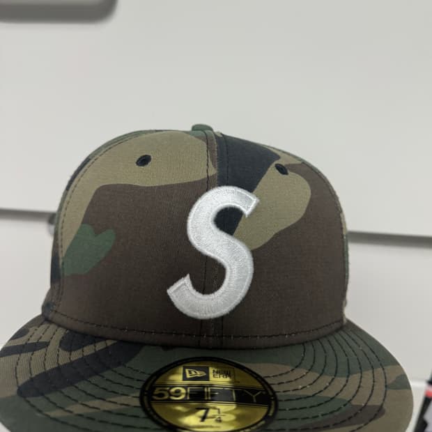 슈프림 x 뉴에라 스크류 볼 S 로고 우드랜드 카모 - 24FW