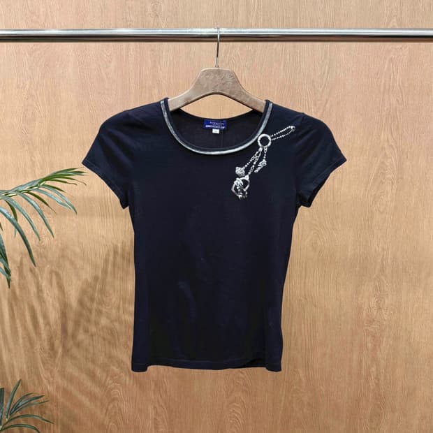 버버리 블루라벨 반팔 티셔츠 체인 그래픽 넥라인 메타릭 디테일 블랙