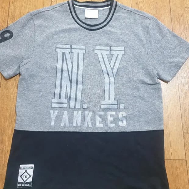 MLB 반팔티 95 사이즈입니다