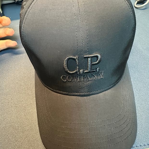 C.P. 컴퍼니 크롬-R 로고 캡 블랙 - 25FW
