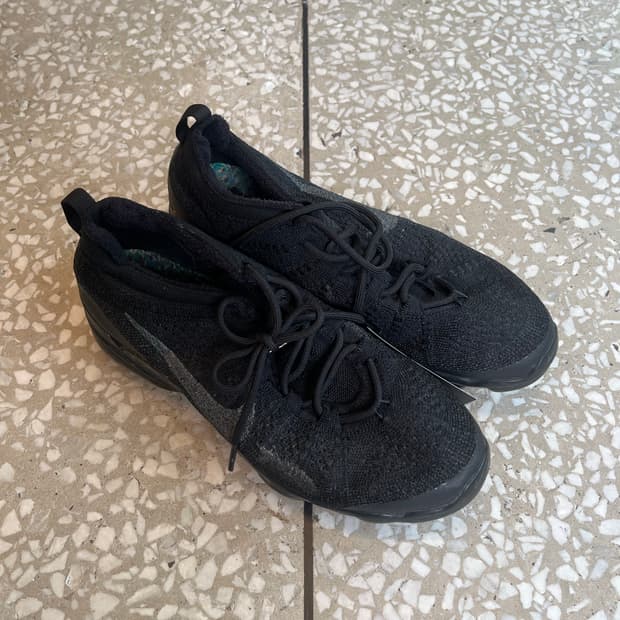 NIKE Black Flyknit Sneakers