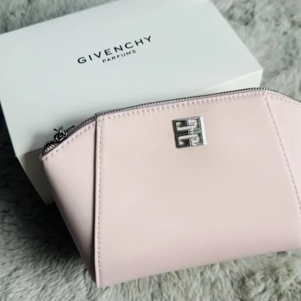 지방시 Givenchy 레더 연핑크 파우치 (새제품)