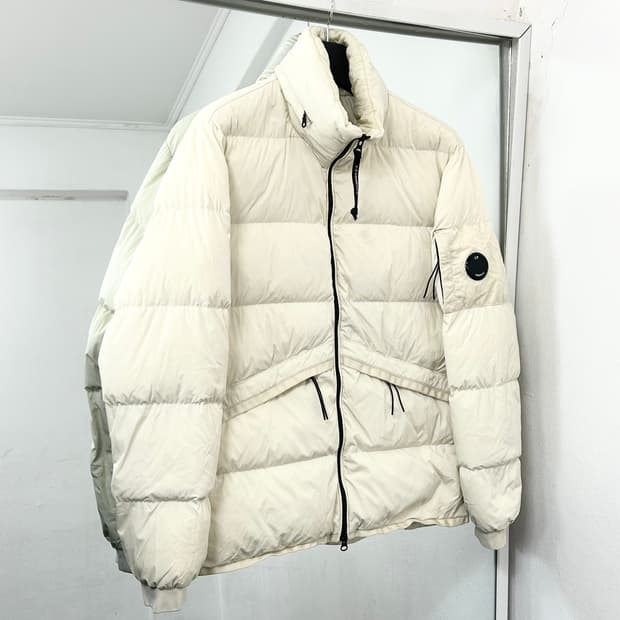 CP 컴퍼니 NYCRA 렌즈 다운 패딩