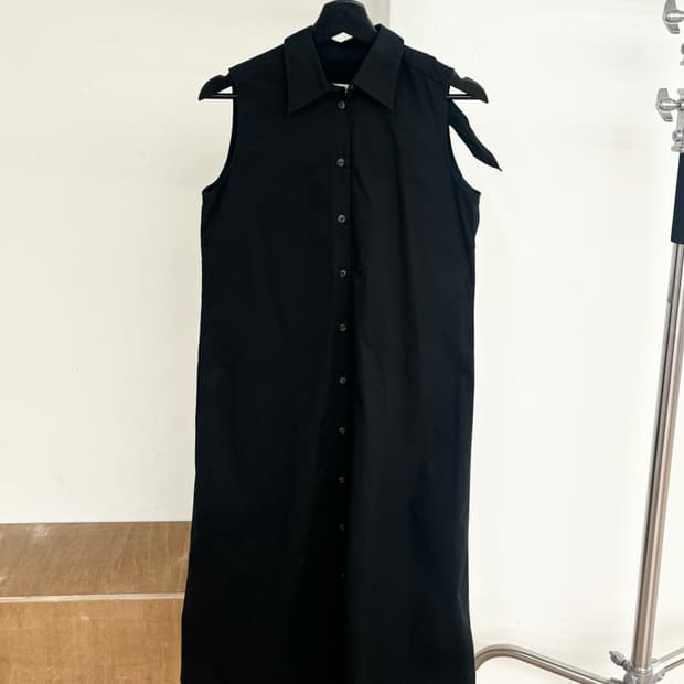 엠엠식스 카라 블랙 슬리브리스 코튼 롱 원피스