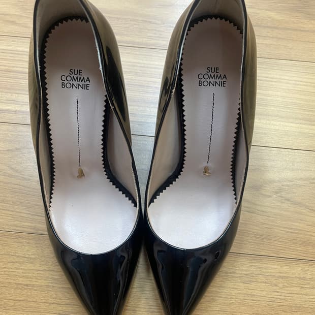 슈콤마보니 애나멜 블랙힐 220mm 팝니다. 세련된 디자인에, 블랙 색상