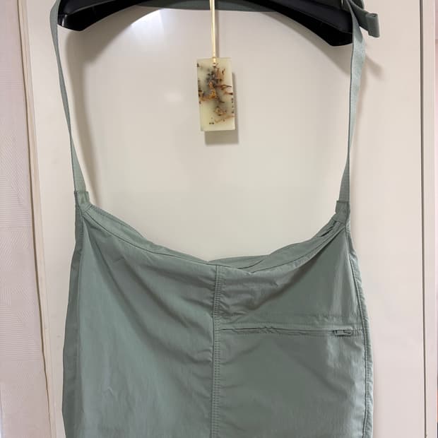 COS 세이지 그린 가방