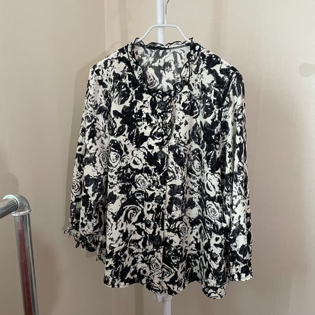 로즈 블랙패턴 블라우스