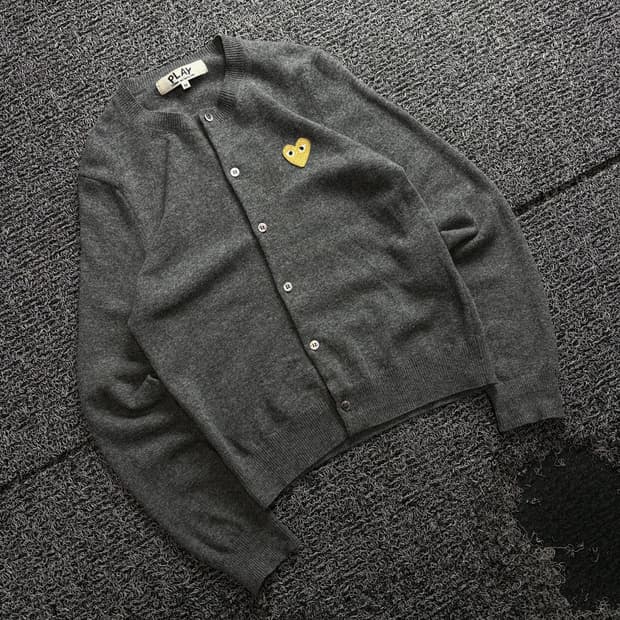 꼼데가르송 플레이 골드 하트 와펜 울 가디건 3965