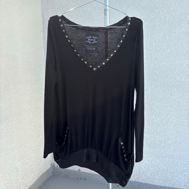 45 stud v-neck pocket top