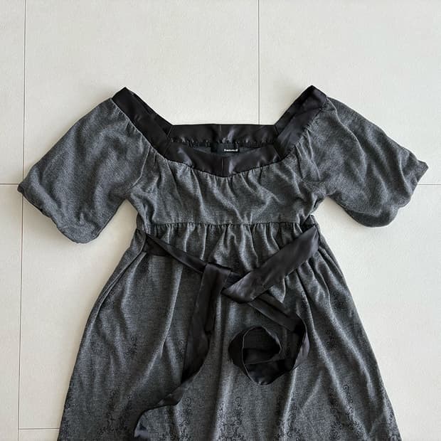 puff sleeve ribbon dress