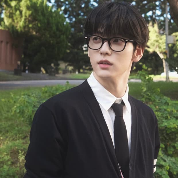 투바투 수빈 안경 기본 뿔테 투모로우바이투게더 