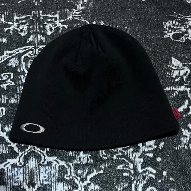 오클리 자수로고 비니