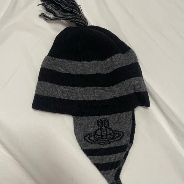 비비안 웨스트 우드 이어플랩 모자 / 비니