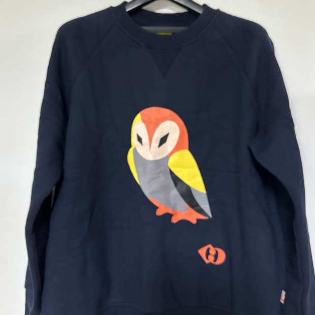 럭키슈에뜨 네이비 색상의 스웨트셔츠