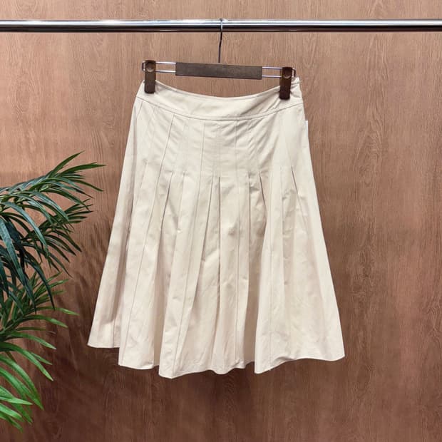 꾸레쥬 롱 스커트 와이드 박스 플리츠 디테일 플레어핏 아이보리