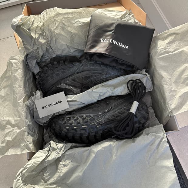 발렌시아가 디펜더 블랙 42사이즈